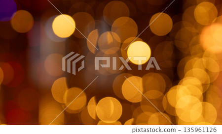 City Light Bokeh With Warm Tones, Street Reflections And Blurred Traffic Highlights Creating Moody Urban Holiday Atmosphere For Commercial Backgrounds And Seasonal Promotions. 135961126