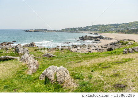 三陸福甲國立公園,種佐海岸,開闊的海岸景觀從綿延的草地一直延伸到沙灘。 三陸福甲國立公園,種佐海岸,開闊的海岸景觀從綿延的草地一直延伸到沙灘。 135963299