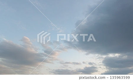 平靜的天空背景,雲朵點綴其間。 平靜的天空背景,雲朵點綴其間。 135963599