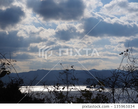天空從雲層的縫隙中窺視 135963834
