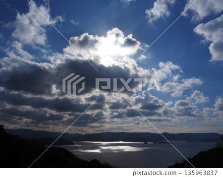 光從雲間隙插入 135963837
