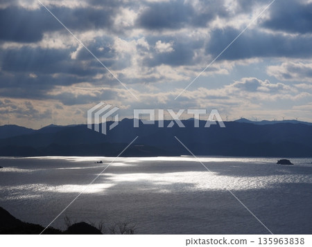 光芒照進大海 135963838