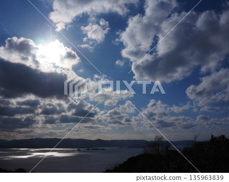 光芒照進大海 光芒照進大海 135963839