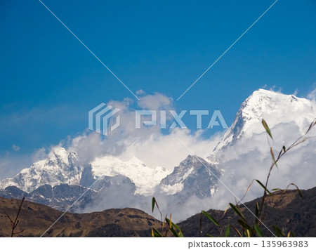 A mountain range with snow on the top 135963983