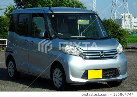 汽車停在停車場 135964744