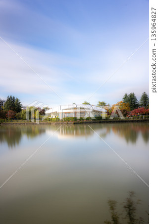 海聖山公園的露天音樂廳倒映在五十鈴湖中 海聖山公園的露天音樂廳倒映在五十鈴湖中 135964827