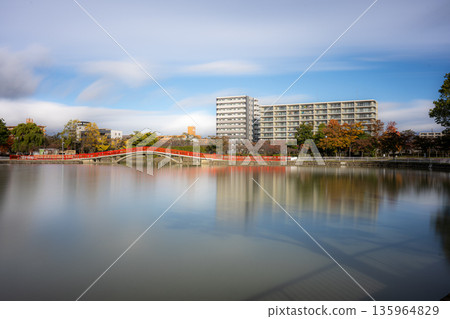 紅色橋樑和建築物倒映在五十鈴湖中 135964829