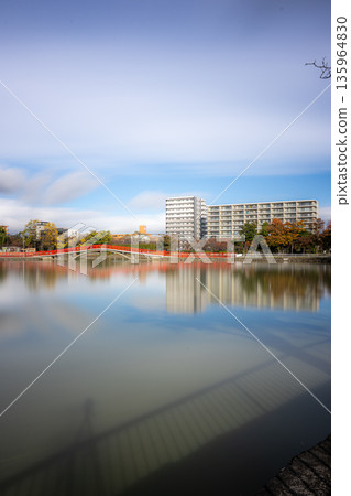 紅色橋樑和建築物倒映在五十鈴湖中 135964830