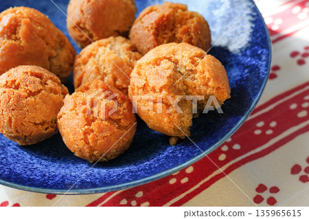 Okinawa's traditional sweets, Sata Andagi (Sata Panbin), handmade snacks 135965615