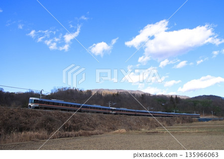 2025年12月7日,信濃383系列車在篠之井線上疾馳,穿越冬日的天空。 2025年12月7日,信濃383系列車在篠之井線上疾馳,穿越冬日的天空。 135966063