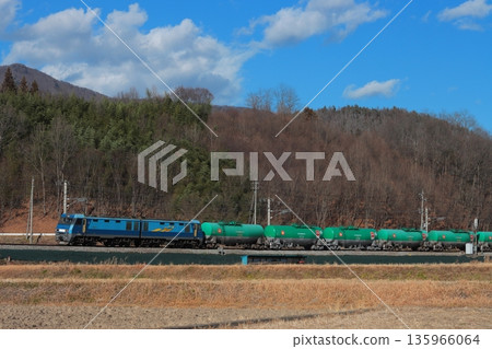 2025年12月7日,晴朗的冬日,由EH200型電力機車牽引的運油列車沿著篠之井線緩緩行駛。 2025年12月7日,晴朗的冬日,由EH200型電力機車牽引的運油列車沿著篠之井線緩緩行駛。 135966064