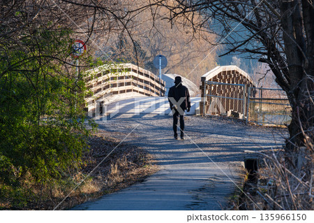 走在橋上 135966150