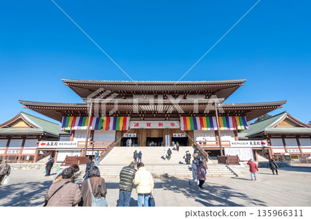 A view of the temple grounds and worshippers making their first visit of the year 135966311
