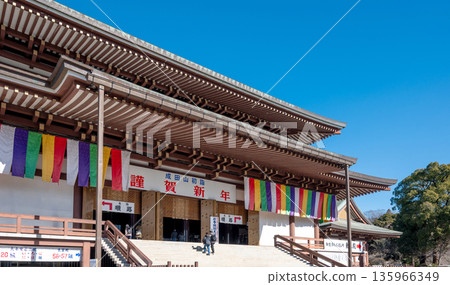 新年參拜成田山新勝寺正殿 135966349