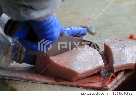 正在雕刻的生鮪魚 正在雕刻的生鮪魚 135966382