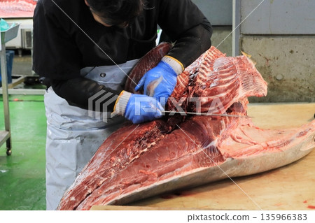 鮪魚工匠正在宰殺生藍鰭鮪魚 鮪魚工匠正在宰殺生藍鰭鮪魚 135966383