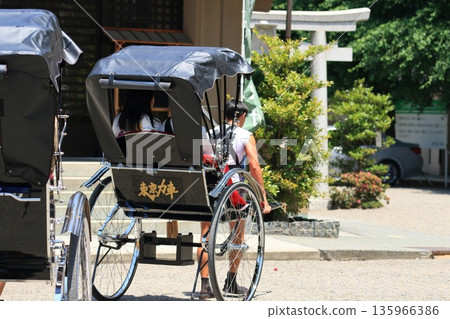 Rickshaws racing through Asakusa 135966386