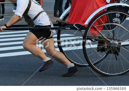Rickshaws racing through Asakusa 135966389