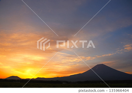 從富士山腳下的高原上看到的金色日出 從富士山腳下的高原上看到的金色日出 135966404