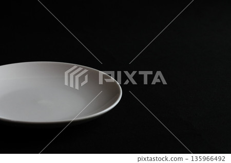 白色盤子 一個白色的盤子,上面什麼都沒有 白色盤子 一個白色的盤子,上面什麼都沒有 135966492