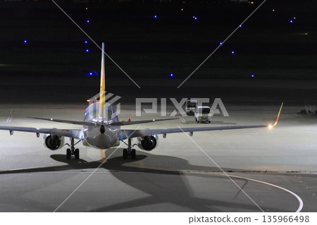 夜幕下的羽田機場：一架客機正飛往目的地 135966498