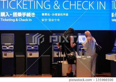 旅客在機場購票並自動值機 旅客在機場購票並自動值機 135966500