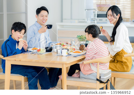 一家四口在餐廳吃飯 135966952