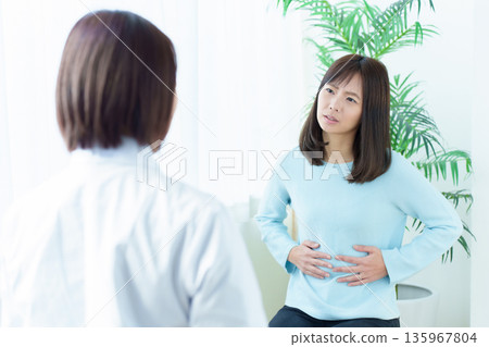一名女子因腹痛在醫院接受治療，感覺身體不適 135967804