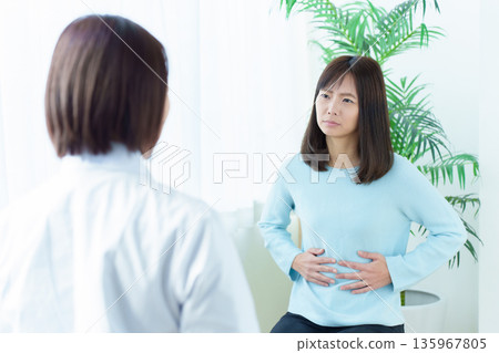 一名女子因腹痛在醫院接受治療，感覺身體不適 135967805