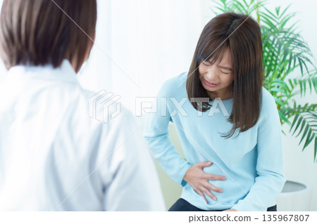 一名女子因腹痛在醫院接受治療，感覺身體不適 135967807