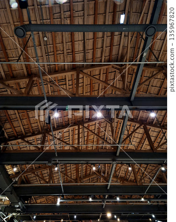 The ceiling is made of wood and metal pillars. The ceiling is made of wood and metal pillars. 135967820