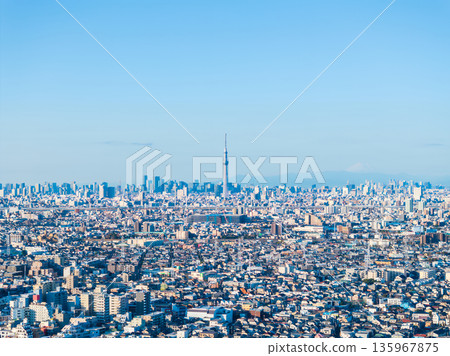 這張東京航拍照片是從松戶市八霧附近的江戶川上空拍攝的，鏡頭朝向市中心。 135967875