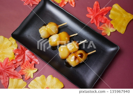 從正上方拍攝的御手洗團子和秋葉 從正上方拍攝的御手洗團子和秋葉 135967940