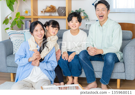 一家四口在客廳共度時光 一家四口在客廳共度時光 135968011