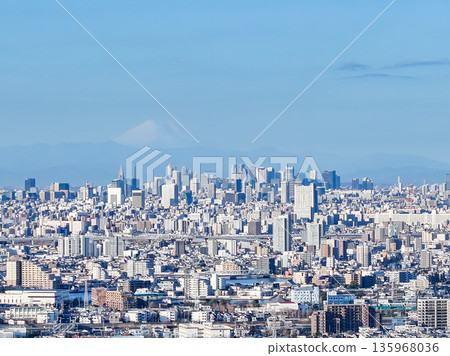 這張東京航拍照片是從松戶市八霧附近的江戶川上空拍攝的，鏡頭朝向市中心。 135968036