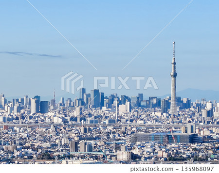 這張東京航拍照片是從松戶市八霧附近的江戶川上空拍攝的，鏡頭朝向市中心。 135968097