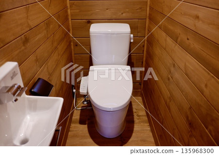 山間小屋廁所 山間小屋廁所 135968300