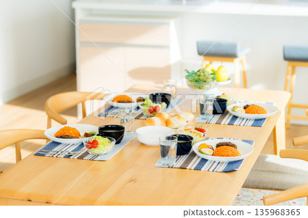 Dining table image 135968365