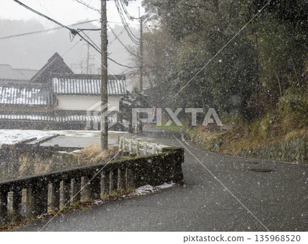 雪中的里山路 135968520