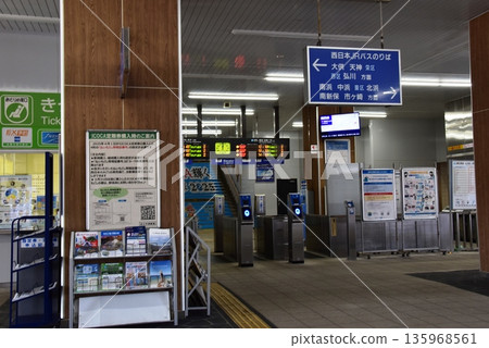 滋賀縣高島市湖西線近江今津站的檢票口 滋賀縣高島市湖西線近江今津站的檢票口 135968561