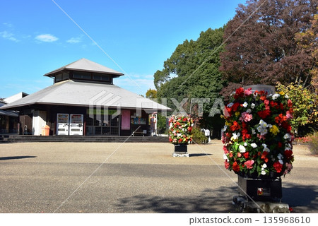 相模原市:神奈川縣立相模原公園內的咖啡館、商店和步道 相模原市:神奈川縣立相模原公園內的咖啡館、商店和步道 135968610