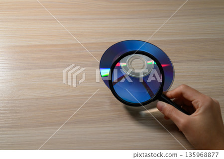 用放大鏡手動檢查光碟及其邊緣 135968877