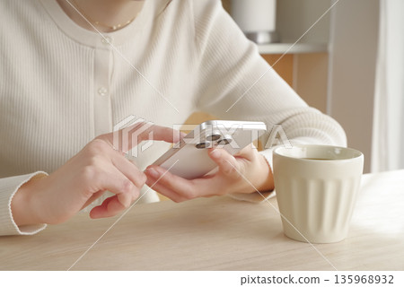 操作智能手機的女人的手 操作智能手機的女人的手 135968932