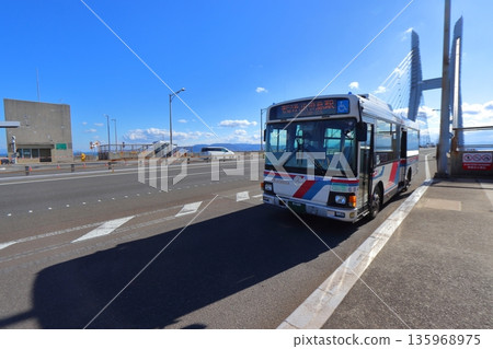 瀨戶大橋的岩黑島巴士站（香川縣坂出市） 135968975