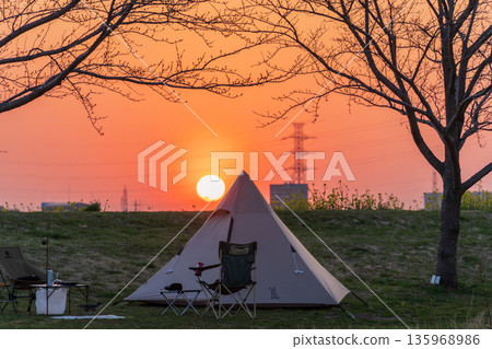 日落和春季露營景色 135968986