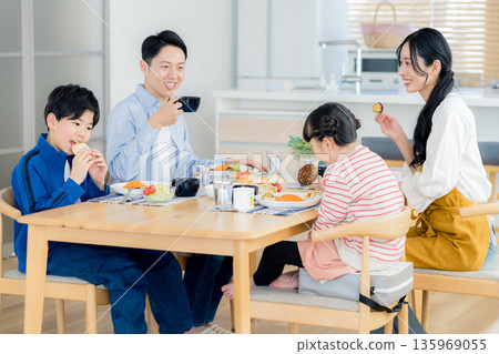 一家四口在餐廳吃飯 一家四口在餐廳吃飯 135969055