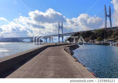 岩黑島上的岩黑漁港和瀨戶大橋（往吉島方向） 135969221