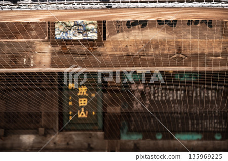 成田山新勝寺學堂的供奉牌匾 | 寺廟建築的細節展現了歷史與信仰 135969225