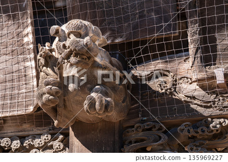 Wooden guardian lion statues that give off a sense of history 135969227