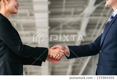 與商業夥伴握手 ■攝影合作:關西國際機場(KIX) 與商業夥伴握手 ■攝影合作:關西國際機場(KIX) 135969304